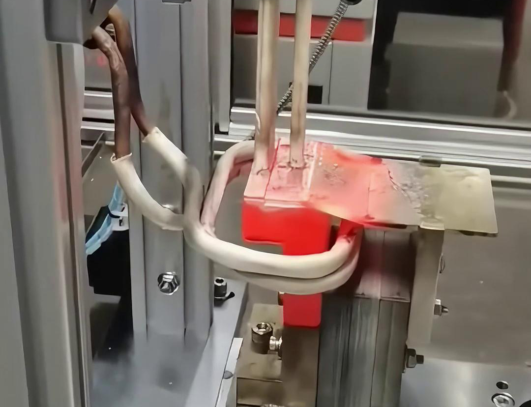 框架断路器母排铜排高频焊接过程。采用高频自动焊接