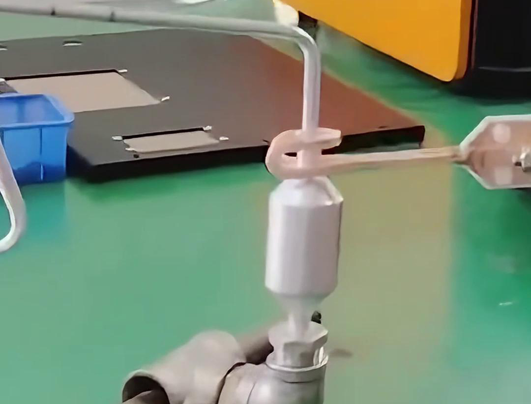 铝管铝储液器正在进行钎焊，用的是手持式高频感应焊机