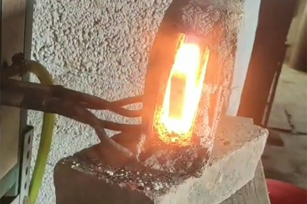 打铁也要与时俱进，以前烧碳加热钢件，现在都用感应加热设备了